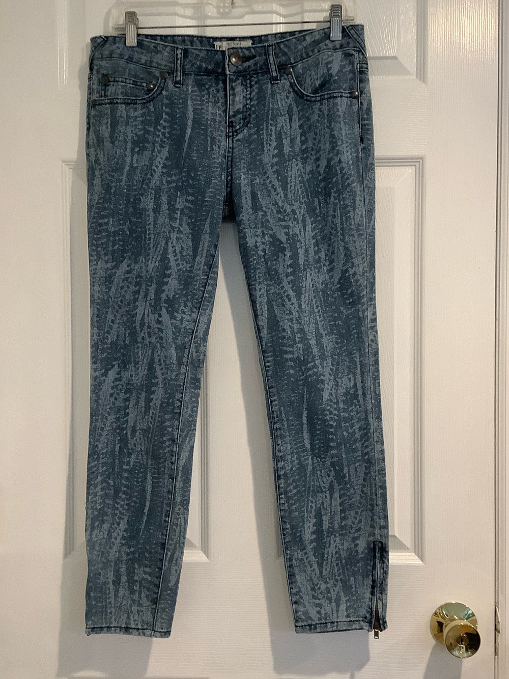 FREE PEOPLE Feather Print EclecticCropped Ankle Zip Stretch Medium Wash Jeans 29